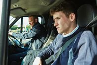 The Bay – Rob Armstrong (Art Parkinson, v.) ist über die Rückkehr seines Vaters Andy Warren (Joe Absolom, h.) nur wenig verwundert.