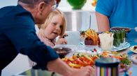 Die Ernährungs-Docs – Mehr Gesundes für die Kita-Box: Mittags isst Lotta im Kindergarten. Matthias Riedl zeigt ihr, was für sie gut ist. Und die Vierjährige mag tatsächlich vieles von dem vorgeschnittenen Gemüse.