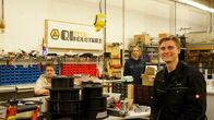 P.M. Wissen – vli.: Paul Nehme, Simon Kolb und Milan von dem Bussche von "QiTech" während der Dreharbeiten für ServusTVs "P.M. Wissen Episode 172" am 17.11.2023 in Darmstadt