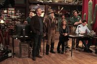 Last Man Standing – Die Regie der Wild West Show überlässt Ed (Hector Elizondo, 3.v.l.) Mike (Tim Allen, 2.v.l.), doch Vanessa (Nancy Travis, 3.v.r.) ist überhaupt nicht zufrieden mit dessen Interpretation des Stücks ...