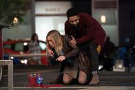 How I Met Your Father – Sophie (Hilary Duff, l.); Sid (Suraj Sharma, r.)