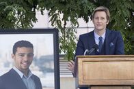 Detective Laura Diamond – Shane (Gabriel Mann), der Businesspartner des Mordopfers, hält eine Rede auf der Beerdigung. Doch hat er etwas zu verbergen?; Shane (Gabriel Mann), der Businesspartner des Mordopfers, hält eine Rede auf der Beerdigung. Doch hat er etwas zu verbergen?
