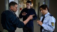 SOKO Stuttgart – Rico Sander (Benjamin Strecker, M.) und Sibylle Beyer (Bärbel Stolz, r.) versuchen, den aufgebrachten Marine-Soldaten Jens Zimmermann (Julian Schmieder, l.) zu beruhigen. Die Situation gerät jedoch außer Kontrolle.