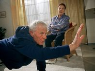In aller Freundschaft – Nachdem Charlotte Gauss (Ursula Karusseit) einen "Einführungskurs" in Sachen Yoga von Barbara Grigoleit erhalten hat, ist sie nicht mehr zu bremsen. Sie möchte unbedingt, dass auch Otto (Rolf Becker) etwas für seine Gesundheit tut und seinen Rücken mit der "diagonalen Katze" in Schwung bringt.Zögernd und ungern tut er dies und ahnt nicht, dass Charlotte die Übung wohl doch nicht so gut verstanden hat und ihm damit einige Probleme einhandelt.