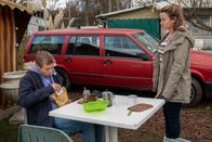 Der Alte – Auf ihrer Flucht versucht Franka Thiel (Nina Gummich, r.) ihrem Sohn Oskar (Jona Levin Nicolai, l.) wieder näher zu kommen.