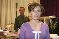 Verliebt in Berlin – Britta (Susanne Berckhemer, r.) ist verletzt, als sie von Hugo (Hubertus Regout, l.) aus dem Büro geworfen wird.