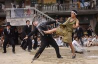 Kung Fu Hustle – Coolie (Xing Yu, r.) kämpft gegen die Mitglieder der Axt-Gang. Wird er die Bewohner seines Dorfes retten können?