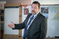 The Bay – Die Ermittlungen nehmen Fahrt auf, als DI Tony Manning (Dan Ryan) die Ergebnisse der Obduktion verkündet. Doch die Spur zum Täter scheint nicht so eindeutig, wie erhofft.