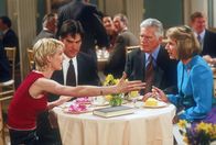 Dharma & Greg – L-R: Dharma (Jenna Elfman), Greg (Thomas Gibson), Mitchell Ryan als Edward Montgomery, Susan Sullivan als Kitty Montgomery