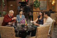 How I Met Your Mother – Ein gemeinsamer Brunch, damit Teds (Josh Radnor, r.) Eltern Virginia (Cristine Rose, 2.v.l..) und Alfred Mosby (Michael Gross, l.) endlich Robin (Cobie Smulders, 2.v.r.) kennenlernen. Doch der Brunch endet ganz anders als erhofft ...
