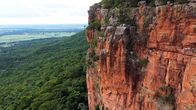 Naturwunder Pantanal – Hunderte Meter hohe Felsen umgeben das Pantanal.
