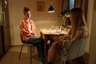 Frühling – Der Beginn einer Freundschaft? Amelie Kreuser (Hanna Binke, l.) ist bei Lilly Engel (Julia Willecke, r.) zu Besuch.