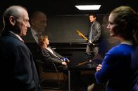 SOKO Stuttgart – Jo Stoll (Peter Ketnath, 2.v.r.) verhört Abiturient Sven Engel (Justus Czaja, 2.v.l.) und möchte, dass dieser ihm vorführt, was in der Tatnacht passiert ist. Michael Kaiser (Karl Kranzkowski, l.) fragt Selma Kirsch (Yve Burbach, r.) ob sie weiß, was genau Stoll vor hat.