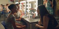 Spellbound - Verzaubert in Paris – Cece (Hailey Romain, l.) und Simone (Margherita Barbieri, M.) sind schon bereit für die große Abschlussaufführung, als Amy (Imogen Mackie Walker, r.) mit Hexen-Neuigkeiten in der Garderobe erscheint.