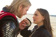 Thor – Dank Jane (Natalie Portman, r.) lernt Thor (Chris Hemsworth, l.), was es heißt Mensch zu sein und schafft es die Attribute in sich zu erkennen, die ihn zu einem König machen würden, wenn Loki nicht wäre ...