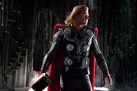 Thor – Als Kämpfer geboren, setzt sich Thor (Chris Hemsworth) für sein rechtmäßiges Königreich ein, aber lernt auf der Erde zusätzlich was es heißt, ein würdiger König zu sein ...