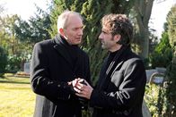 Rote Rosen – ARD ROTE ROSEN FOLGE 1247 Uhr im ERSTEN. Am Grab der Eltern bietet Roman (Johannes Terne, l.) Clemens (Falk-Willy Wild, r.) die geerbte Uhr des Vaters zur Versöhnung an.