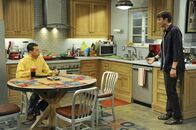 Two and a Half Men – Haben mit Frauen selten Glück: Walden (Ashton Kutcher, r.) und Alan (Jon Cryer, l.) ...