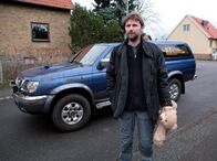 Mankells Wallander – Ralf (Shanti Roney) gründet eine Bürgerwehr.