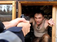 Der Chinese – Der mehrfach vorbestrafte Gewaltverbrecher Tom Valfriedson (Peter Benedict) wird als mutmaßlicher Mörder verhaftet.