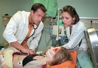 In aller Freundschaft – MDR Fernsehen IN ALLER FREUNDSCHAFT FOLGE 19, "Abschied" Uhr. Paula Engel in der Notaufnahme - die Ärzte Maia Dietz (Ina Rudolph, re.) und Achim Kreutzer (Joachim Kretzer) untersuchen die Patientin.