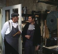 Meister Eder und sein Pumuckl – Von links: Meister Eder (Gustl Bayrhammer) und Herr Schrader (Hans Brenner).