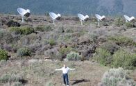Unser Universum – Seth Shostak am Allen Telescope Array (ATA), das sich im Hat Creek Radio Observatory, 290 Meilen nordöstlich von San Francisco, Kalifornien, befindet.