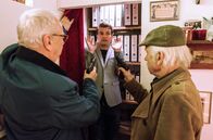 Rentnercops – Ermittlung in der Doppelgänger-Agentur: Günter Hoffmann (Peter Lerchbaumer, l.) und Edwin Bremer (Tilo Prückner, r.) durchsuchen das Agentur-Büro und überraschen dabei Markus Schöne (Luca Zamperoni, M.).