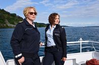 WaPo Bodensee – Nele Fehrenbach (Floriane Daniel, li.) und Julia Demmler (Wendy Güntensperger, re.) beobachten aus der Ferne ihren neuen Kollegen Jakob Frings.