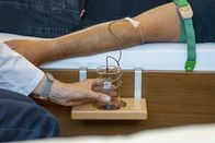 Servus Reportage – Der Aderlass ist ein in der Antike entwickeltes, heute nur noch bei wenigen Indikationen eingesetztes, medizinisches Heilverfahren, bei welchem dem Patienten eine größere Menge venöses Blut entnommen wird.