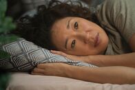 Killing Eve – Eve (Sandra Oh) plagt sehr, was bei ihrem letzten verhängnisvollen Treffen in Paris passiert ist. Selbst als sie wieder zurück in London ist, kann sie nicht aufhören an das zu denken, was sie getan hat.
