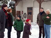 In aller Freundschaft – Noch ist die Stimmung gut: Dr. Roland Heilmann (Thomas Rühmann, rechts) besucht mit seiner Frau Pia (Hendrikje Fitz, 2. von links) und den Kindern Lisa (Ella Zirzow, 4.von links) und Jonas (Anthony Petrifke, 3.von links) über Ostern seine Schwester Klara Heilmann (Karin Düwel) und ihren Lebensgefährten Lutz Körner (Veit Stübner).