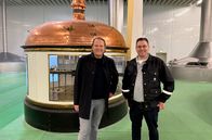 Der Vorkoster – Björn Freitag (li.) erfährt von Warsteiner-Standortleiter Dr. Sascha Wunderlich (re.) wie alkoholfreies Pils hergestellt wird.