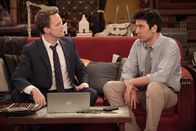 How I Met Your Mother – Ted (Josh Radnor, r.) und Robin werden sich einig, was ihre Beziehung angeht, während Barney (Neil Patrick Harris, l.) ein Problem mit dem Beruf seiner Freundin hat ...