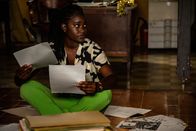 Death in Paradise – Als Naomi Thomas (Shantol Jackson) auf dem Polizeirevier die Akten des ungelösten Mordfalls durchsieht, fällt ihr etwas Auffälliges auf.