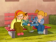Lauras Stern – Max (Mi.) hat seinen sprechenden Vogel Maiky mit gebracht.