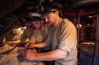 ZDF-History: Das Boot - Die Dokumentation – Ein U-Boot-Kommandant und zwei Offiziere berechnen den Kurs.