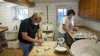 Lecker an Bord – Björn Freitag (l) mit dem französischen Bäcker Baptiste Marchand in der Bäckerei Baptiste in Velbert.