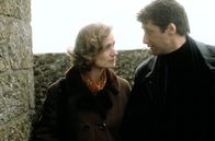 Die Farbe der Lüge – Für den erfolglosen Künstler René Sterne (Jacques Gamblin) und seine Frau Vivianne (Sandrine Bonnaire) beginnt ein schonungsloser Spießrutenlauf.