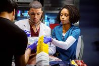 Chicago Med – Untersuchen einen Patient: Roland Buck III als Noah Sexton, Yaya DaCosta als April Sexton