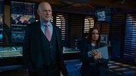 Navy CIS: L.A. – Admiral Hollace Kilbride (Gerald McRaney, l.); Shyla Dahr (Kavi Ramachandran Ladnier, r.)