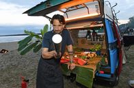 Schule am Meer - Frischer Wind – Der Blogger und Weltenbummler Erik Olsen (Oliver Mommsen) wird Gastdozent in der Schule am Meer.