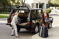 Desperate Housewives – Lynette will ihre Mutter loswerden, doch Stella hat kein Geld für eine Wohnung und ihre beiden Schwestern Lucy (Carrie Preston, l.) und Lydia (Sarah Paulson, r.) von Lynette weigern sich, ihre Mutter zu sich zu nehmen ...