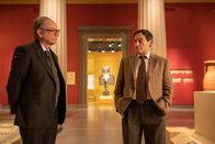 Dopesick – Dopesick Staffel 1 Folge 4 Teufel getarnt als Philanthropen: Lawrence als Raymond Sackler, Michael Stuhlbarg als Richard Sackler Copyright: SRF/Motion Picture/2021 20th Television