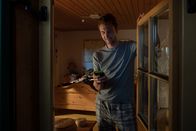 Der Bergdoktor – Obwohl Hans (Heiko Ruprecht) es genießt, so nah bei Susanne und Sophia zu sein, vermisst er doch das Leben auf dem Gruberhof.