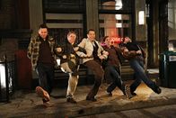 Two and a Half Men – Alan (Jon Cryer, M.) kommt auch in Waldens Fantasie-Musical vor ...