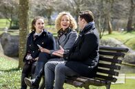 Sturm der Liebe – Natascha (Melanie Wiegmann, M.) schlägt Romy (Désirée von Delft, l.) und Goran (Saša Kekez, r.) vor, ihre Managerin zu werden.