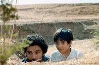 Nachbarn – Aram (Ismail Zagros, li.) ist es gewohnt, sich in Gefahr zu begeben. Gemeinsam mit seinem Neffen Sero (Serhed Khalil, re.) schleicht er sich an die Grenze, um die Soldaten zu ärgern.