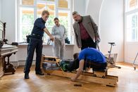Die Rosenheim-Cops – Kommissar Stadler (Dieter Fischer, r.) wirft mit Polizeihauptmeister Mohr (Max Müller, l.) und einer Kollegin (Julia Angeli, M.) von der Spurensicherung schon mal einen Blick auf das Opfer.