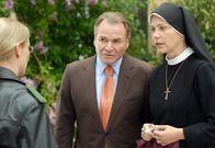 Um Himmels Willen – Hanna erfährt, dass Barbara bei einem Unfall uns Leben gekommen ist (v.li.: Stefanie von Poser, Fritz Wepper, Janina Hartwig).